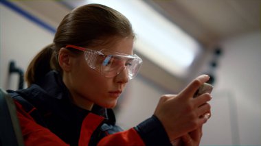 Doktor acil durum aracında telefonu kaydırıyor. Paramedikler internette geziniyor