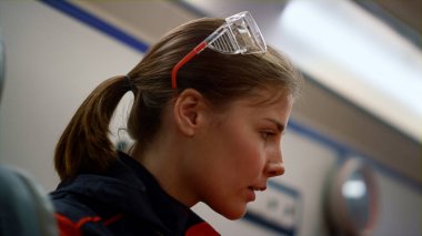 Uykucu sağlık görevlisi acil serviste oturuyor. Kadın doktor yorgun hissediyor. 