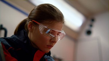 Ambulans doktoru acil durum arabasında. Koruyucu gözlük takan sağlık görevlisi. 