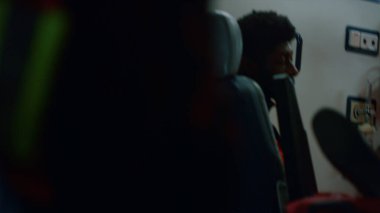 Ambulans arabasındaki hastalara tıbbi yardım sağlayan acil servis doktorları