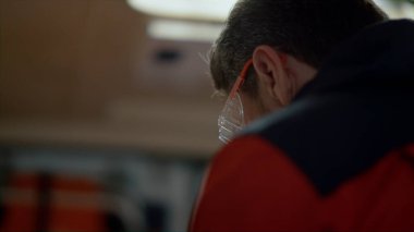 Acil servis doktoru ambulans arabasında gece vardiyasında çalışıyor.