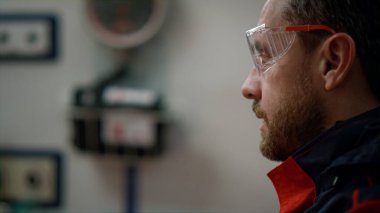 Acil tıp teknisyeni ambulans arabasında meslektaşıyla konuşuyor.