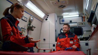 Ambulans arabasının içinde acil durum çağrısı yapan sağlık ekipleri.