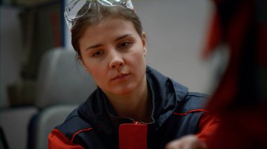 Sağlık görevlileri ilk yardım için hazırlanıyor. Gece vardiyasında çalışan asistanlar