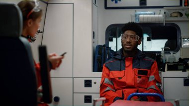 Acil durum yardımcıları trafik kazası için ambulans arabasıyla geliyorlar.