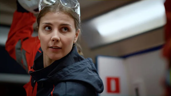 Squadra di soccorso in auto. Paramedici preparazione barelle — Foto Stock