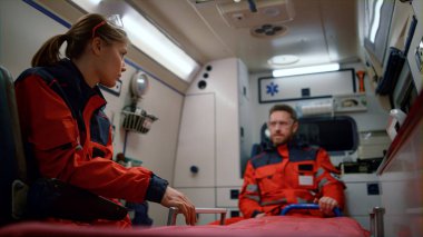 Ambulans arabasıyla acil tıbbi servis. Üniformalı doktorlar