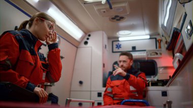 Sağlık görevlileri ambulans arabasıyla acil durum çağrısına gidiyor.