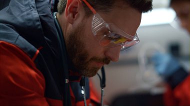 Doktorlar acil serviste yaralı hasta için tıbbi ekipman hazırlıyorlar.