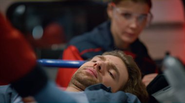 Paramedikler acil serviste hastayı sedyeyle muayene ediyor.