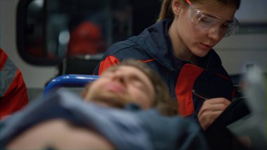 MS sağlık görevlileri acil durum aracındaki hastaya ambulans yardımı yapıyor