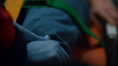 Doktor yaralanma için hastayı muayene ediyor. Sağlık görevlisi kurbanın tıbbi kontrollerini yapıyor.