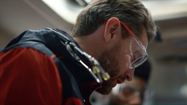 Acil servis ekibi acil servisteki erkek hastayla ilgileniyor.