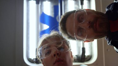 Acil durum arabasına oksijen maskesi takan sağlık görevlilerinin hasta görüntüsü