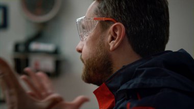 Duygusal sağlık görevlisi acil durum arabasında iş arkadaşıyla konuşuyor.