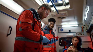 Karışık yarış sağlık görevlileri hastanın oksijen kan doygunluğunu kontrol ediyor.