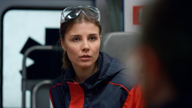 İlk yardım ambulansı meslektaşlarına görevlerini açıklıyor. Doktor iş arkadaşıyla konuşuyor.