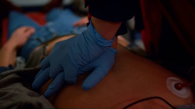 Acil servis asistanı hastaya elleriyle dolaylı kalp masajı sağlıyor.