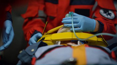 Ambulans arabasındaki yaralı hasta için ilk yardım ekibi