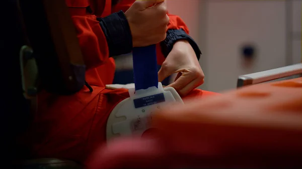 Ratownik medyczny wykonuje pierwszą pomoc z bandażem. Immobilizer naprawczy pracownika medycznego — Zdjęcie stockowe