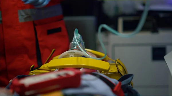 Paciente deitado em macas em carro de emergência. Paramédico ajuda primeiros socorros — Fotografia de Stock