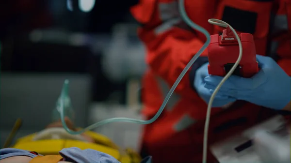 Команда скорой помощи спасает жизнь жертвы в кислородной маске в машине скорой помощи — стоковое фото