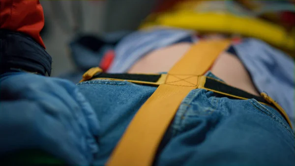 Medico di emergenza in guanti che effettua il controllo medico del paziente — Foto Stock