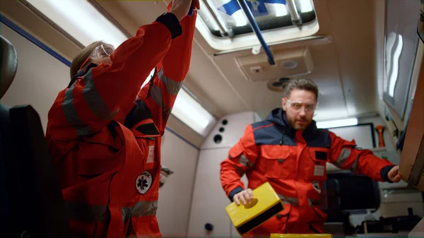 Sağlık görevlileri ambulans arabasında ilk yardım için tıbbi ekipman hazırlıyorlar.