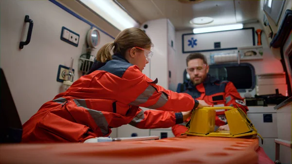Team paramedici maken zich klaar voor reanimatie in de eerste hulp voertuig — Stockfoto