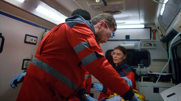 Acil servis doktorları acil servisteki adama ilk yardım yapıyor.