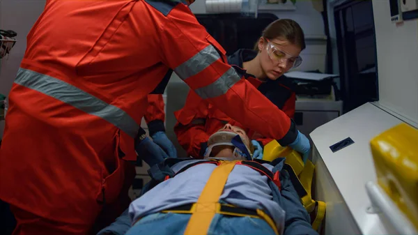 Karışık yarış sağlık görevlileri acil durum aracındaki hastalarla ilgileniyorlar.