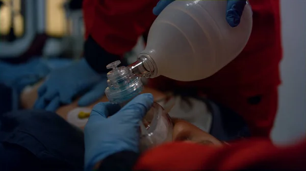 Medycy pogotowia ratunkowego ręce wykonujące zabieg resuscytacji pacjenta na nosze — Zdjęcie stockowe