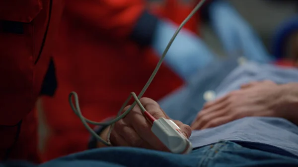 Sanitäter halten Oximeter-Gerät. Notarzt mit medizinischem Gerät — Stockfoto