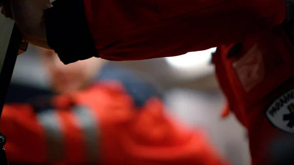 Unerkennbare Rettungssanitäter tragen Bahren zur Ersten Hilfe — Stockfoto