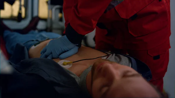 Ambulans medyczny ręce wykonywania masażu serca rannego człowieka — Zdjęcie stockowe