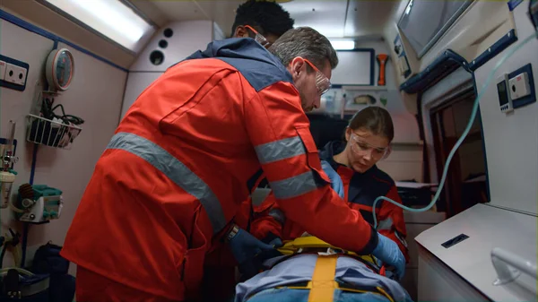 Médicos de ambulância salvando a vida da vítima em veículo de ambulância — Fotografia de Stock