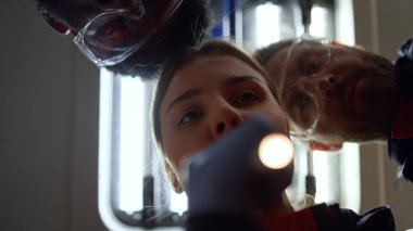 Ambulans arabasına ilk yardım sağlayan çok ırklı acil servis doktorları