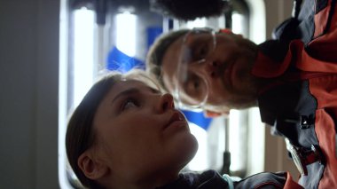 Sağlık görevlileri oksijen maskesini çıkarıyor. Doktorlar kurbanı el feneriyle inceliyor.