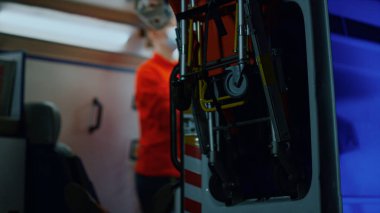 Acil servis doktoru hastaya ilk yardım yapıyor. Sedyede yatan adam 