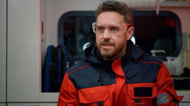 Ambulanstaki meslektaşımla ciddi bir ambulans konuşuyor.