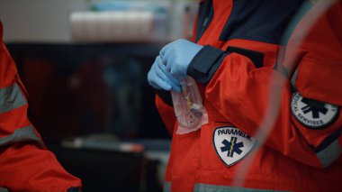 Tıbbi ekip, acil durum aracında kazadan sonra hastayı kurtarıyor.