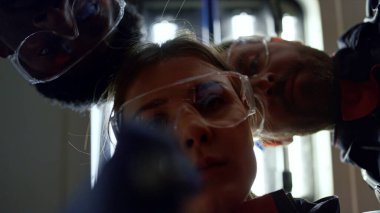 Sağlık görevlileri hastayı el feneriyle inceliyor. Sağlık görevlileri, kurtarıcı