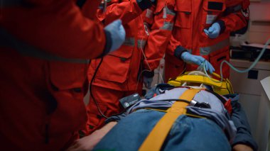 Tanımlanamayan ambulans doktorları acil durum aracında hayatını kurtarıyor.