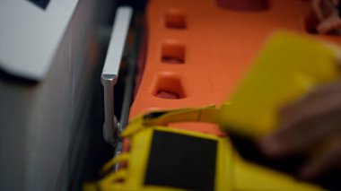 Sağlık görevlileri hastayı yaralamak için tıbbi ekipman hazırlıyor.