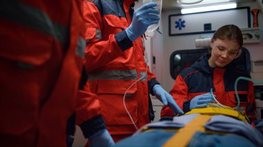 Acil servis doktorları acil servisteki hastalara ilk yardım sağlıyorlar.
