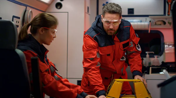 Sağlık ekipleri ilk yardım için tıbbi ekipman hazırlıyor.