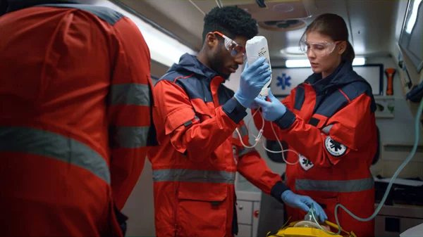 Paramedici professionisti che eseguono la procedura di pronto soccorso in auto di emergenza — Foto Stock