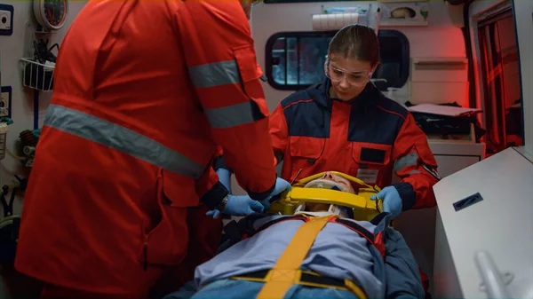 Rettungssanitäter leisten Erste Hilfe am Patienten im Notarztwagen — Stockfoto