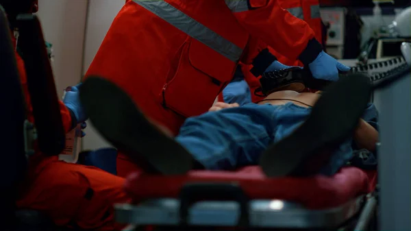 Paramédicos multi étnicos dando primeiros socorros ajuda ao paciente em carro de emergência — Fotografia de Stock
