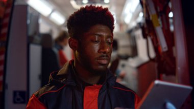 Doktor dokunmatik ekranı tablet bilgisayarına kaydırıyor. Dijital aygıt kullanan adam